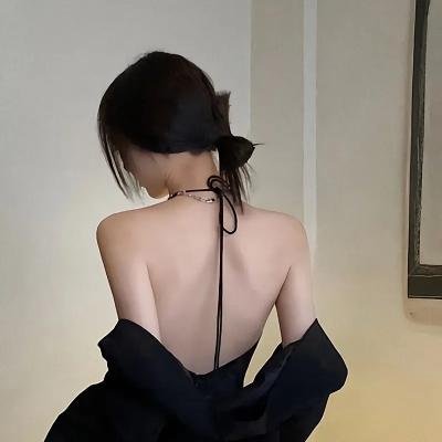 虚拟小姐在看着你